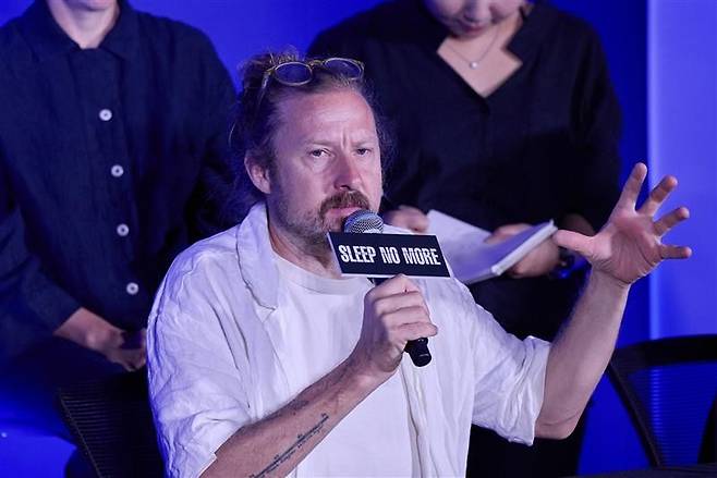 슬립 노 모어’의 연출가인 펠릭스 배럿 극단 펀치드렁크 대표. (c)미쓰잭슨