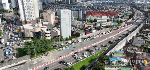 9일 오전 8시께 인천대로 인천방향 도화IC에서 빠져나가는 출근길 차량들이 2km 넘게 늘어서 있다. 조병석 기자