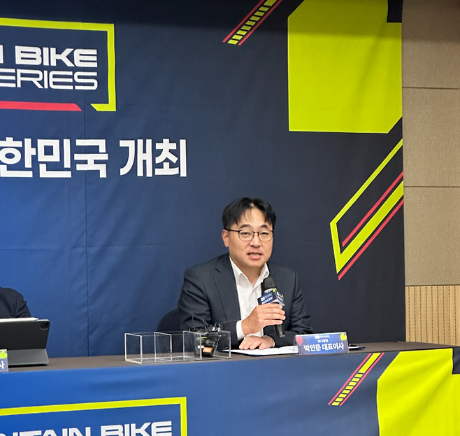 설명하고 있는 박인준 모나용평 대표 / 사진=권효정 여행+ 기자