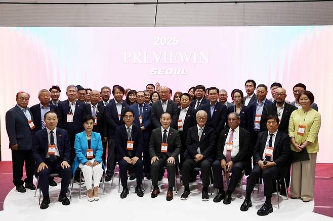 20일 서울 코엑스에서 열린 ‘프리뷰 인 서울 2025’ 행사 개막식에서 섬유 패션업계 CEO와 협단체 회장 등이 기념 사진을 찍고 있다. [사진제공=한국섬유산업연합회]