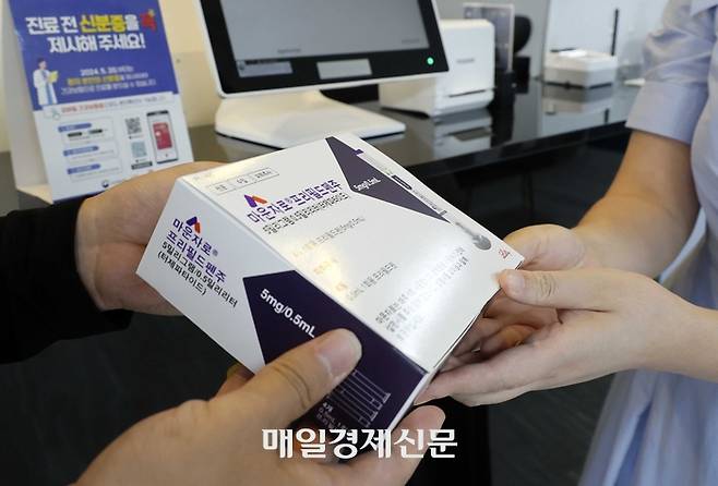 20일 서울 종로구 한 병원에서 마운자로를 처방받은 환자가 주사제를 받고 있다. [김호영기자]