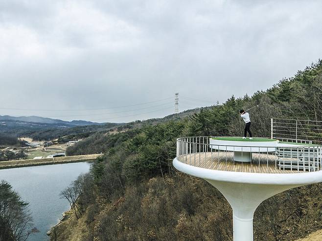 레이캐슬G&R의 시그니처 홀로 꼽히는 캐슬 코스 3번홀. 11m 높이 전망대에서 한 골퍼가 티샷을 시도하고 있다.  레이캐슬 골프&리조트