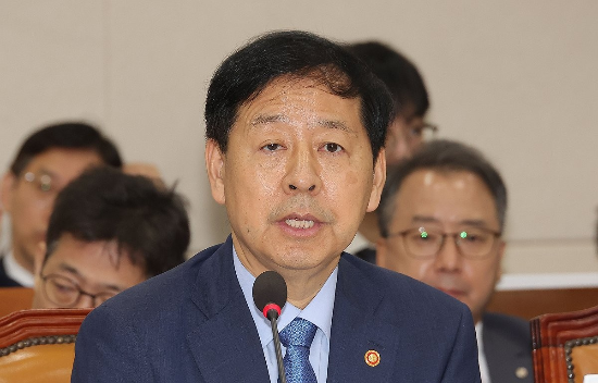 구윤철 경제부총리 겸 기획재정부 장관이 19일 국회에서 열린 기획재정위원회 전체회의에서 의원 질의에 답변하고 있다.(사진=연합뉴스)