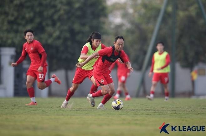 문선민(사진 오른쪽)을 따라붙고 있는 박장한결. 사진=한국프로축구연맹