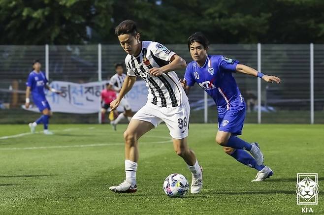 FC 서울 미드필더 박장한결(사진 왼쪽). 그의 꿈은 국가대표다. 사진=대한축구협회