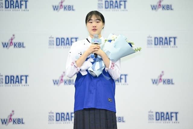 이가현은 올해 수피아여고를 3관왕으로 이끈 주역이다. 180.6cm의 준수한 피지컬, 그리고 다양한 연령별 대표팀을 경험한 기량은 신한은행과 최윤아 감독의 시선을 사로잡았다. 사진=WKBL 제공