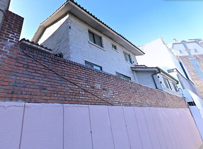 이필립이 매입한 토지. 현재는 건물을 허물고 재건축이 진행 중이다./사진=네이버 지도