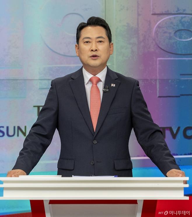 [서울=뉴시스] 국회사진기자단 = 장동혁 국민의힘 당 대표 후보가 19일 오후 서울 중구 TV조선 스튜디오에서 열린 ‘당 대표 후보자 TV토론회’ 에 참석해 마이크 테스트를 하고 있다. 2025.08.19. photo@newsis.com /사진=조성봉