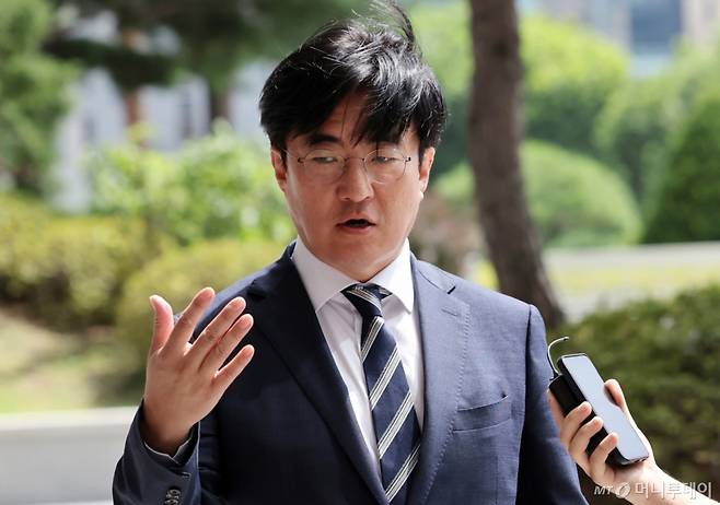 김성회 더불어민주당 의원이 20일 오후 서울 서초구 서울고등검찰청에 마련된 내란특검 사무실에 참고인 신분으로 출석하며 취재진 질문에 답변하고 있다./사진=뉴시스