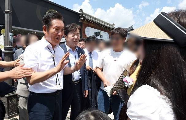 정청래 더불어민주당 대표가 20일 경북 경주시 황리단길을 찾아 시민들과 대화하고 있다/ 사진=뉴시스