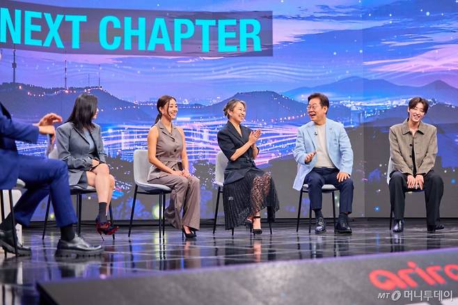 [서울=뉴시스] 이재명 대통령이 20일 서울 서초구 아리랑국제방송에서 녹화방송 형태로 진행된 케이팝 더 넥스트 챕터(K-Pop:The Next Chapter)에서 출연진들과 K팝의 현재와 앞으로의 비전이라는 주제로 논의하고 있다.   이날 '케이팝 데몬 헌터스(케데헌)'의 메기 강 감독, 영화 삽입곡을 부른 트와이스(TWICE)의 지효와 정연, 프로듀서 알티(R.Tee), 음악 평론가 김영대가 출연했다. (사진=대통령실 제공) 2025.08.20. photo@newsis.com *재판매 및 DB 금지 /사진=