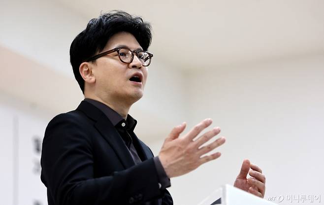 [대구=뉴시스] 이무열 기자 = 한동훈 제21대 대통령 선거 국민의힘 경선 후보가 1일 대구 수성구 국민의힘 대구시당에서 열린 당직자 간담회에 참석해 발언을 하고 있다. 2025.05.01.  /사진=이무열