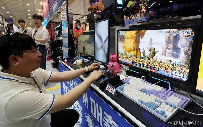 PC방 창업 부스 관계자가 게임 시연을 하고 있다. /사진=뉴시스