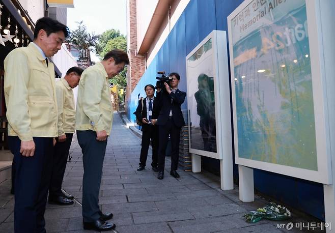 [서울=뉴시스] 고범준 기자 = 이재명 대통령이 12일 서울 용산구 이태원 참사 현장 '10·29 기억과 안전의 길'을 찾아 묵념하고 있다. (대통령실통신사진기자단) 2025.06.12. bjko@newsis.com /사진=