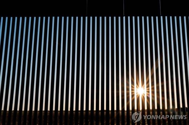 미국 남부 텍사스주(州) 국경에 설치된 장벽. AFP 연합뉴스
