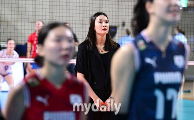 2025년 8월 17일 경상남도 진주실내체육관에서 '2025 코리아인비테이셔널 진주 국제여자배구대회' 대한민국과 체코의 경기가 열렸다. 표승주가 경기 전 국가대표 은퇴식에서 축하 영상을 보고 있다./유진형 기자