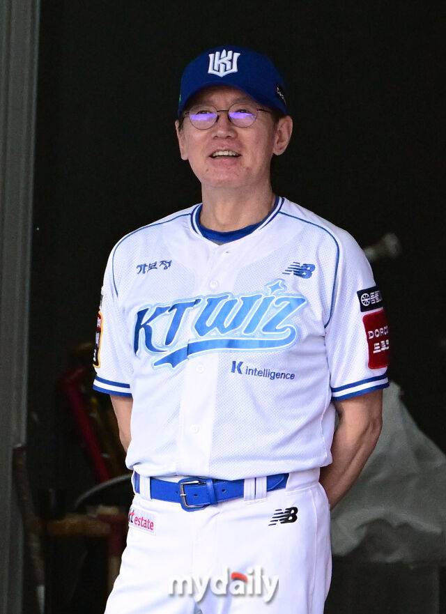 2025년 8월 12일 오후 경기도 수원KT위즈파크에서 열린 '2025 신한 SOL뱅크 KBO 리그' LG 트윈스와 KT 위즈의 경기. KT 이강철 감독이 미소 짓고 있다./마이데일리