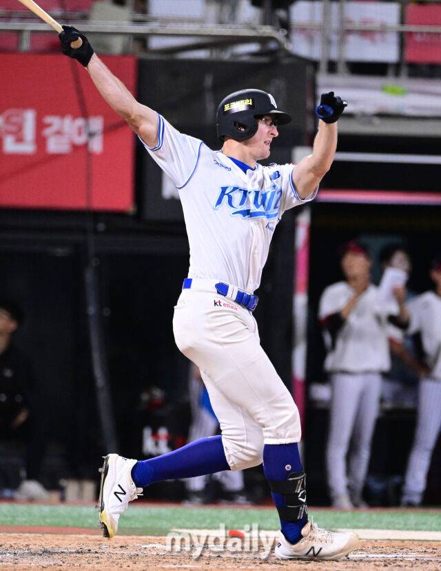 2025년 8월 12일 오후 경기도 수원KT위즈파크에서 열린 '2025 신한 SOL뱅크 KBO 리그' LG 트윈스와 KT 위즈의 경기. KT 스티븐슨이 7회말 선두타자로 나와 삼진을 당하고 있다./마이데일리