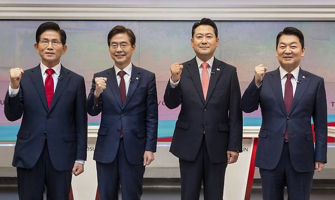 국민의힘 당 대표 선거에 출마한 후보들이 19일 서울 중구 TV조선 스튜디오에서 열린 6차 전당대회 3차 텔레비전 토론회에 앞서 파이팅을 외치고 있다. (왼쪽부터) 김문수, 조경태, 장동혁, 안철수 후보. [연합]