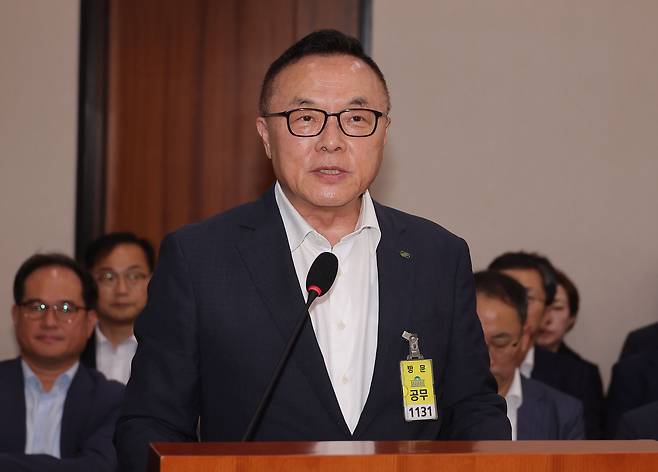황주호 한국수력원자력 사장이 19일 국회에서 열린 산업통상자원중소벤처기업위원회 전체회의에서 올해 초 미국 웨스팅하우스와 맺은 지식재산권 분쟁 종료 합의문과 관련한 의원 질의에 답변하고 있다. [연합]