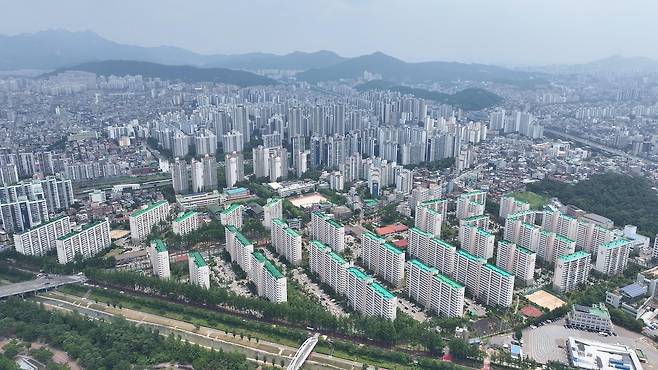 드론으로 바라본 마포구, 은평구 아파트의 모습. 이상섭 기자