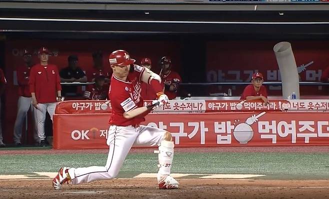 [서울=뉴시스] SSG 랜더스의 오태곤이 19일 수원 KT위즈파크에서 열린 KT 위즈와의 경기에서 8회초 공을 치려다 방망이를 멈추고 있다. (사진 = 티빙 중계화면 캡처) *재판매 및 DB 금지