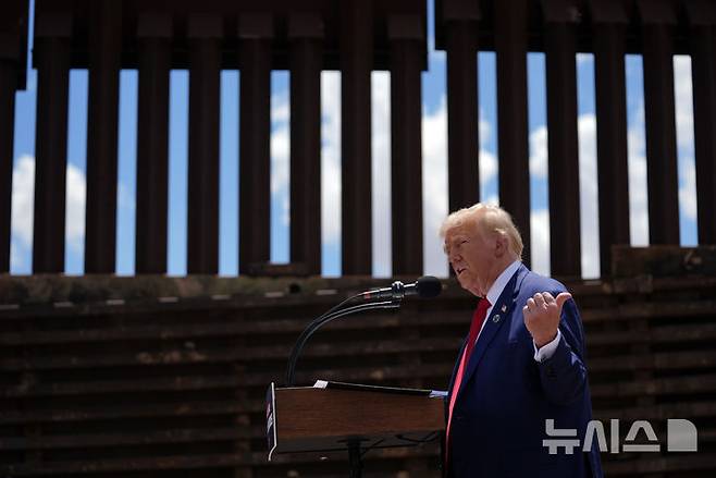 [시에라 비스타=AP/뉴시스]도널드 트럼프 미국 대통령이 대선 후보 시절이던 2024년 8월22일(현지시각) 애리조나주 시에라 비스타에 있는 멕시코와의 남부 국경 장벽 부근에서 연설하고 있다. 2025.08.20.