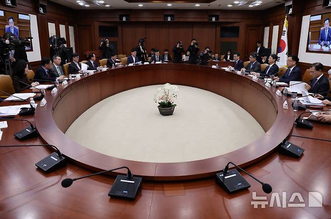 [서울=뉴시스] 배훈식 기자 = 서울 종로구 정부서울청사에서 열린 제4차 공급망안정화위원회 회의 모습. 2025.03.25. dahora83@newsis.com