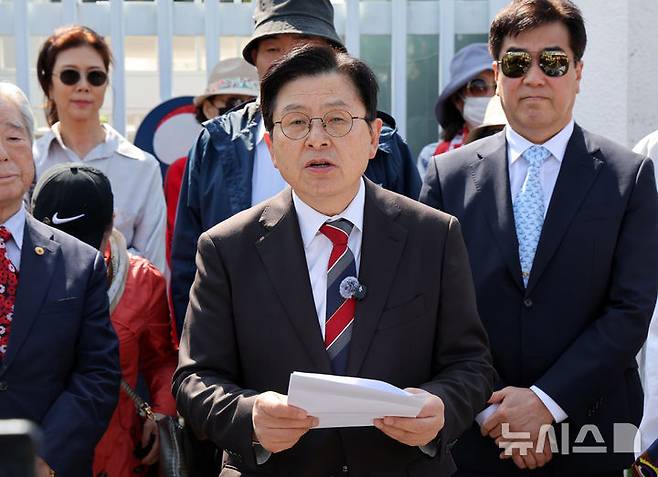 [서울=뉴시스] 배훈식 기자 = 황교안 전 국무총리가 24일 오후 서울 종로구 정부서울청사 앞에서 지지자들과 함께 기자회견을 열고 한덕수 대통령 권한대행 국무총리에게 요청하는 부정선거 방지 조치 관련 발언을 하고 있다.  2025.04.24. dahora83@newsis.com