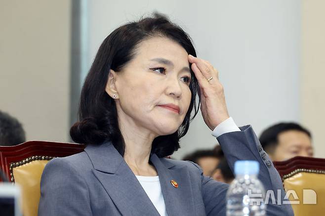 [서울=뉴시스] 고승민 기자 = 이진숙 방송통신위원장이 20일 서울 여의도 국회에서 열린 과학기술정보방송통신위원회 전체회의에서 머리카락을 넘기고 있다. 2025.08.20. kkssmm99@newsis.com