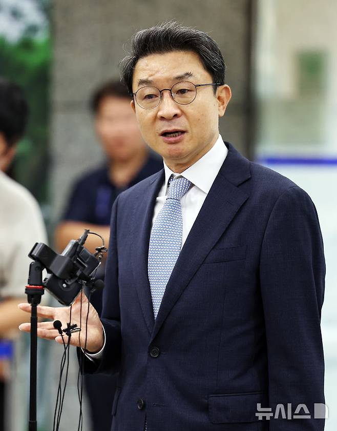 [서울=뉴시스] 최진석 기자 = 이억원 금융위원장 후보자가 14일 서울 중구 예금보험공사에 차려진 인사청문회 준비 사무실로 첫 출근하며 지명소감을 밝히고 있다. 2025.08.14. myjs@newsis.com