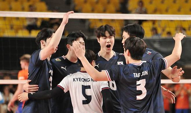 [서울=뉴시스] 한국 남자배구 대표팀 선수단이 7일 천안 유관순체육관에서 열린 네덜란드와 2차 평가전에서 득점에 성공한 뒤 환호하고 있다. (사진=대한배구협회 제공) 2025.06.07. *재판매 및 DB 금지