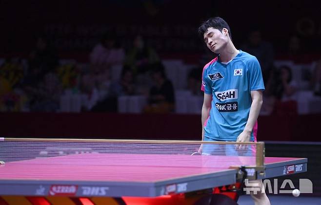 [도하(카타르)=뉴시스] 사진공동취재단 = 장우진이 22일(현지 시간) 카타르 도하 루사일 아레나에서 열린 2025 국제탁구연맹(ITTF) 세계선수권대회 남자단식 16강 스웨덴 트룰스 모르가르드와 경기에서 실점 후 아쉬워 하고 있다. 2025.05.23. photo@newsis.com