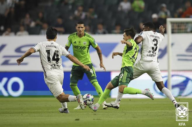 The first leg of the Korean Cup semi -finals of Jeonbuk and Gangwon. Korean Football Association