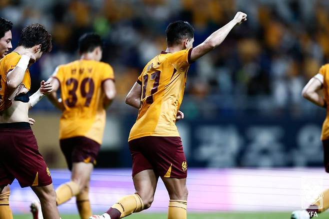 Gwangju FC won the first leg of the Korea Cup semi -final. Korean Football Association