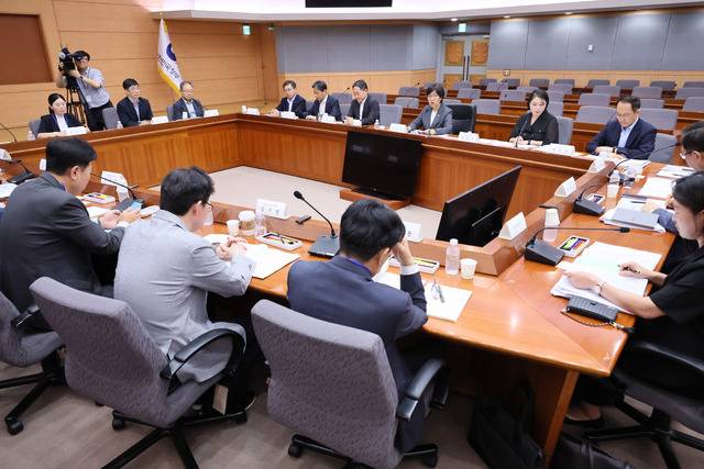 1일 서울 종로구 정부서울청사 별관에서 정은경 보건복지부 장관 주재로 제5차 국민연금기금운용위원회가 열리고 있다. 연합뉴스