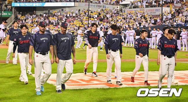 [OSEN=잠실, 박준형 기자] 프로야구 LG 트윈스가&nbsp;롯데 자이언츠를&nbsp;9연패에 몰아넣었다. 롯데는 20년 만에 9연패를 당했다.&nbsp;LG는&nbsp;19일 서울 잠실구장에서 열린 2025 KBO리그 롯데와 경기에서 5-0으로 승리했다. LG는 이날 승리하고, 2위 한화 이글스가 패배하면서 승차를 3경기 차로 벌렸다.&nbsp;경기종료 후 롯데 선수들이 패배에 아쉬워하고 있다.  2025.08.19 / soul1014@osen.co.kr