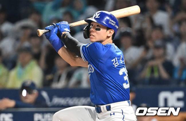 [OSEN=창원, 이석우 기자] 19일 창원NC파크에서 2025 신한 SOL 뱅크 KBO 리그 NC 다이노스와 삼성 라이온즈의 경기가 열렸다. 홈팀 NC는 라일리가, 방문팀 삼성은 후라도가 선발 출전했다. 삼성 라이온즈 김성윤이 6회초 좌익수 왼쪽 2루타를 치고 있다. 2025.08.19 / foto0307@osen.co.kr