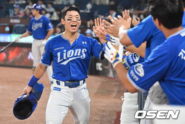 [OSEN=창원, 이석우 기자] 19일 창원NC파크에서 2025 신한 SOL 뱅크 KBO 리그 NC 다이노스와 삼성 라이온즈의 경기가 열렸다. 홈팀 NC는 라일리가, 방문팀 삼성은 후라도가 선발 출전했다. 삼성 라이온즈 김성윤이 6회초 무사 2루 구자욱의 1루 땅볼때 실책으로 득점을 올리고 하이파이브를 하고 있다. 2025.08.19 / foto0307@osen.co.kr
