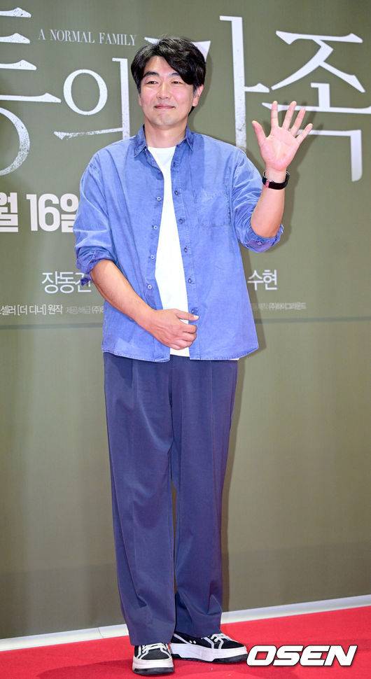 [OSEN=최규한 기자] 7일 오후 서울 삼성동 메가박스 코엑스에서 영화 ‘보통의 가족’ (감독 허진호) VIP 시사회가 열렸다.영화 ‘보통의 가족'은 각자의 신념을 가지고 살아가던 네 사람이 아이들의 범죄 현장이 담긴 CCTV를 보게 되면서 모든 것이 무너져가는 모습을 담은 이야기다.&nbsp;배우 이종혁이 VIP 시사회에 참석해 포토타임을 하고 있다. 2024.10.07 / dreamer@osen.co.kr