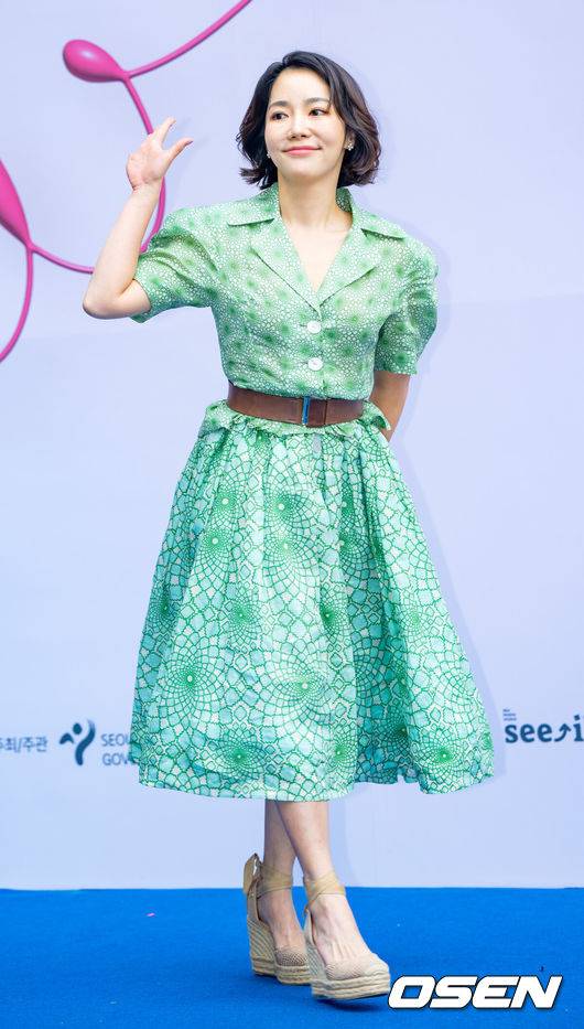 [OSEN=민경훈 기자]&nbsp;16일 서울 중구 동대문디자인플라자(DDP)에서 2023&nbsp;F/W&nbsp;서울패션위크 ‘미즈지 컬렉션(MISS GEE COLLECTION)’ 포토콜 행사가 열렸다.방송인 이윤진이 입장하며 포즈를 취하고 있다. 2023.03.16 /rumi@osen.co.kr