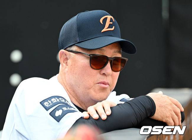 [OSEN=대전, 이대선 기자] 20일 오후 대전 한화생명볼파크에서 2025 신한 SOL Bank KBO리그 한화 이글스와 두산 베어스의 경기가 열렸다.한화는 조동욱, 두산은 곽빈을 선발로 내세웠다.경기에 앞서 한화 김경문 감독이 훈련을 바라보고 있다. 2025.08.20 /sunday@osen.co.kr