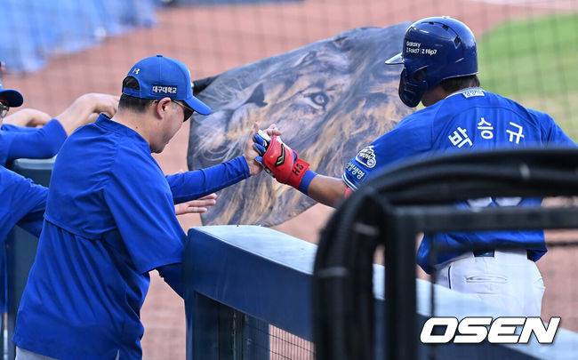 [OSEN=창원, 이석우 기자] 19일 창원NC파크에서 2025 신한 SOL 뱅크 KBO 리그 NC 다이노스와 삼성 라이온즈의 경기가 열렸다. 홈팀 NC는 라일리가, 방문팀 삼성은 후라도가 선발 출전했다. 삼성 라이온즈 박진만 감독이 1회초 좌월 솔로 홈런을 친 박승규를 맞이하고 있다. 2025.08.19 / foto0307@osen.co.kr