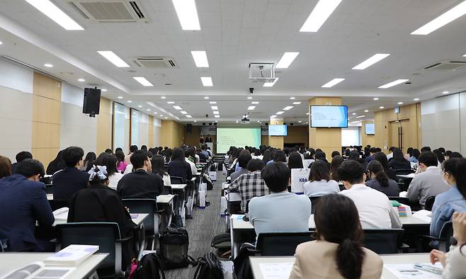 변호사법상 실무교육 이수를 위해 사비를 들여 대한변호사협회에서 운영하는 연수에 참여하고 있는 신입 변호사들 모습. 대한변협 제공