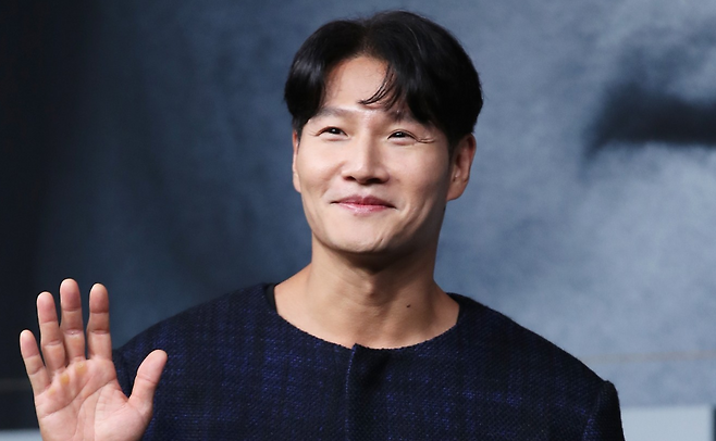 방송인 유재석이 결혼을 앞둔 가수 김종국의 달라진 근황을 전했다. 뉴스1