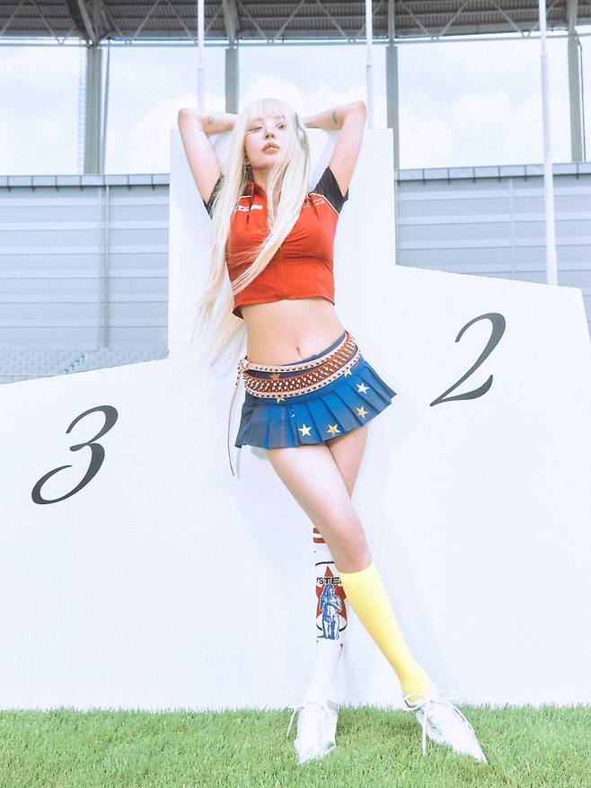 Boa(보아)의 정규 11집 'Crazier' 앨범 커버. SM엔터테인먼트