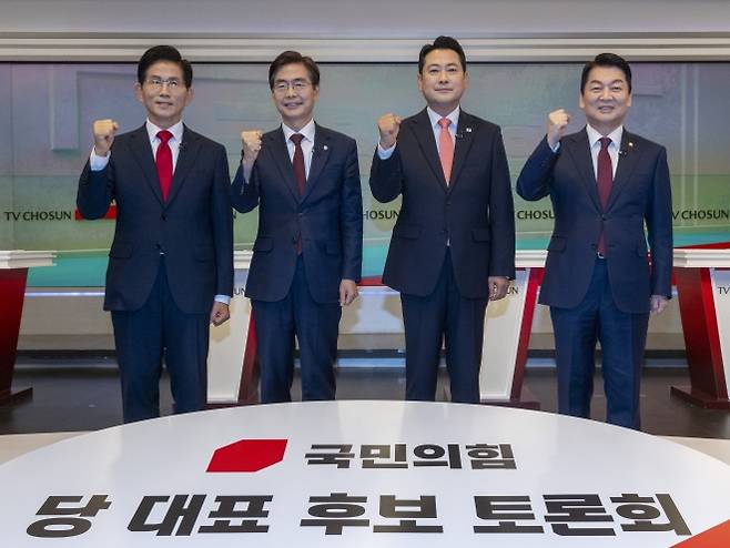 국민의힘 당대표 후보자 6차 토론회 - 19일 서울 중구 TV조선 스튜디오에서 국민의힘 당대표 후보자들이 6차 토론회를 시작하기에 앞서 함께 파이팅을 외치며 기념촬영을 하고 있다. 왼쪽부터 김문수, 조경태, 장동혁, 안철수 후보. 국회사진기자단