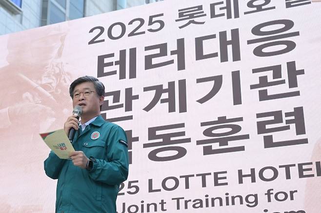 서울 중구·롯데호텔 테러대응 합동훈련 - 김길성 서울 중구청장이 지난 19일 롯데호텔 서울EX타워에서 열린 드론 테러를 가정한 합동훈련에 대해 말하고 있다.  중구 제공