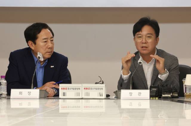 김영훈 고용노동부 장관이 19일 서울 여의도 중소기업중앙회를 방문해 김기문 중기중앙회장 등 중소기업인들과 간담회를 갖고 '노란 봉투 법'(노동조합법 2·3조 개정안) 등 현안에 대해 얘기하고 있다. 연합뉴스