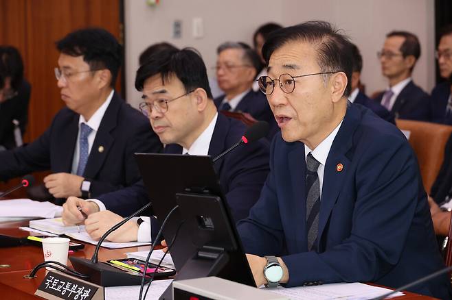 19일 서울 여의도 국회에서 열린 국토교통위원회 전체회의에서&nbsp;김윤덕&nbsp;국토교통부 장관이 의원 질의에 답하고 있다. 이날 김 장관은 빠르면 8월 말, 늦어도 9월 초까지 부동산 공급 대책을 내놓을 계획이라고 밝혔다.&nbsp;ⓒ연합뉴스